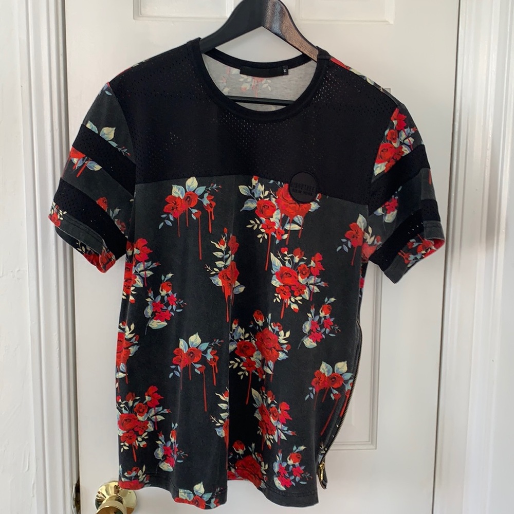 Bleeding rose print tee w mesh & zipper detail